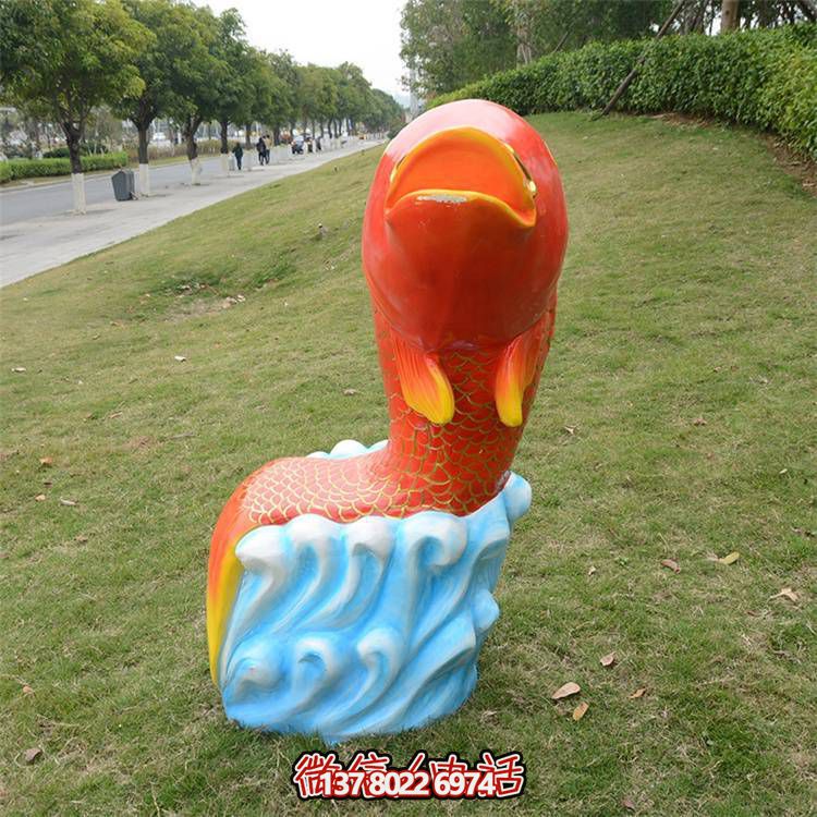 卡通玻璃鋼鯉魚雕塑，點綴游樂園園林