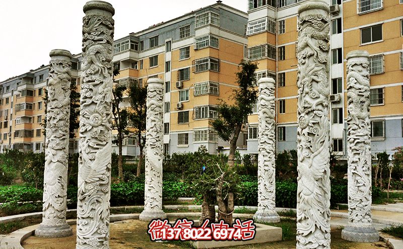 精美大理石浮雕龍柱，裝點小區花園