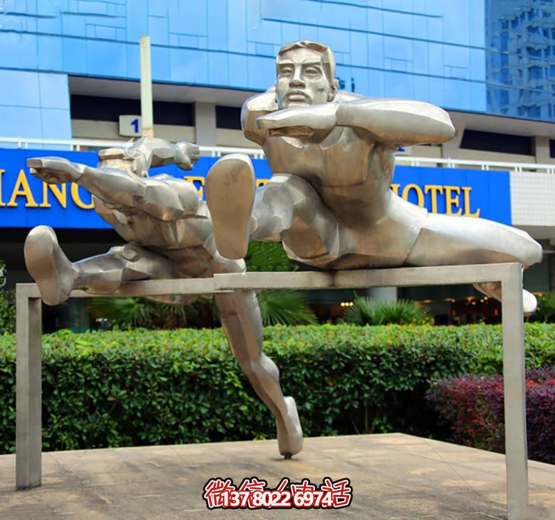 高科技不銹鋼跨欄雕塑裝置，傳承體育運動主題人物