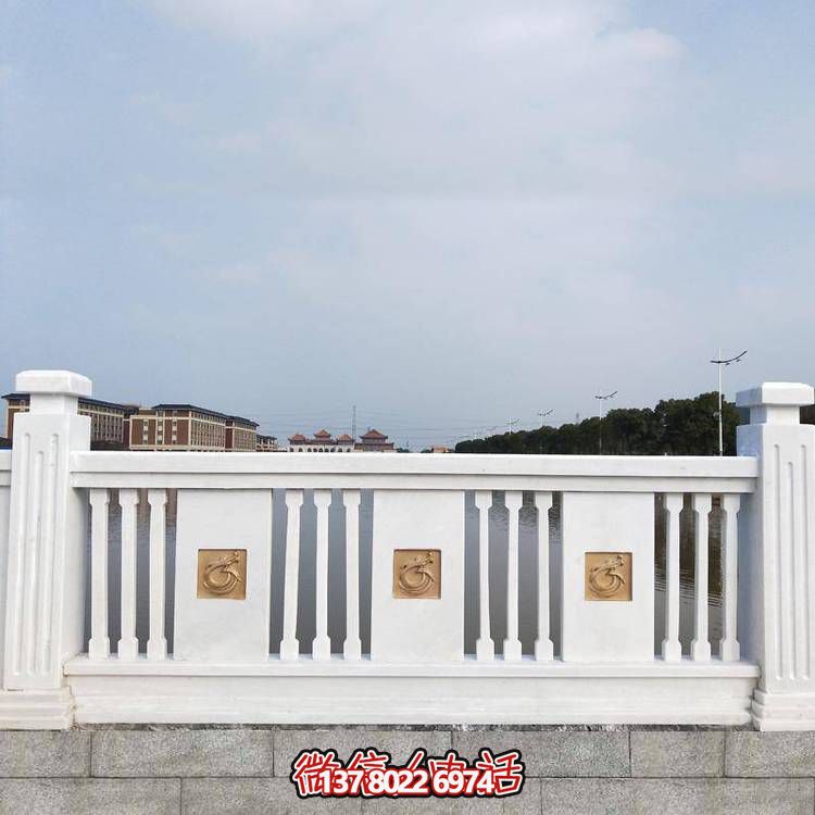 “羅馬柱式漢白玉歐式欄桿，為河道邊裝飾和防護”