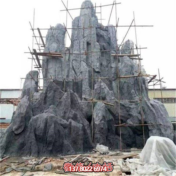 精美的大型石雕假山雕塑，為公園增添靈動之美
