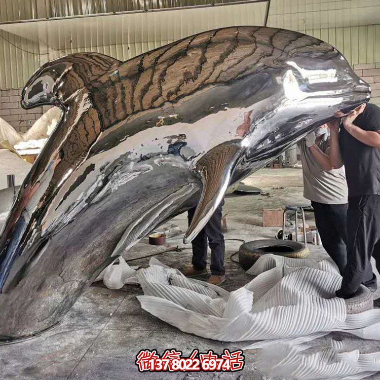 大型抽象鏡面不銹鋼鯨魚，展現室外精彩生活