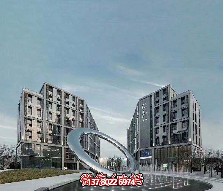 廣場創(chuàng)意噴泉中的不銹鋼鏡面圓環(huán)雕塑 廣場創(chuàng)意噴泉中的不銹鋼鏡面圓環(huán)雕塑