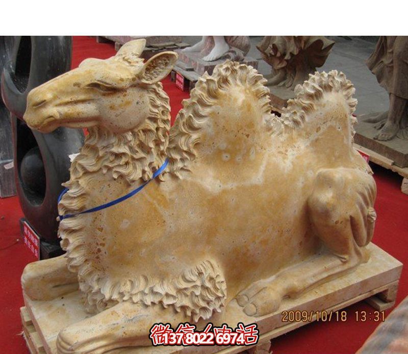 街道邊擺放的黃色的玻璃鋼創(chuàng)意駱駝雕塑 街道邊擺放的黃色的玻璃鋼創(chuàng)意駱駝雕塑