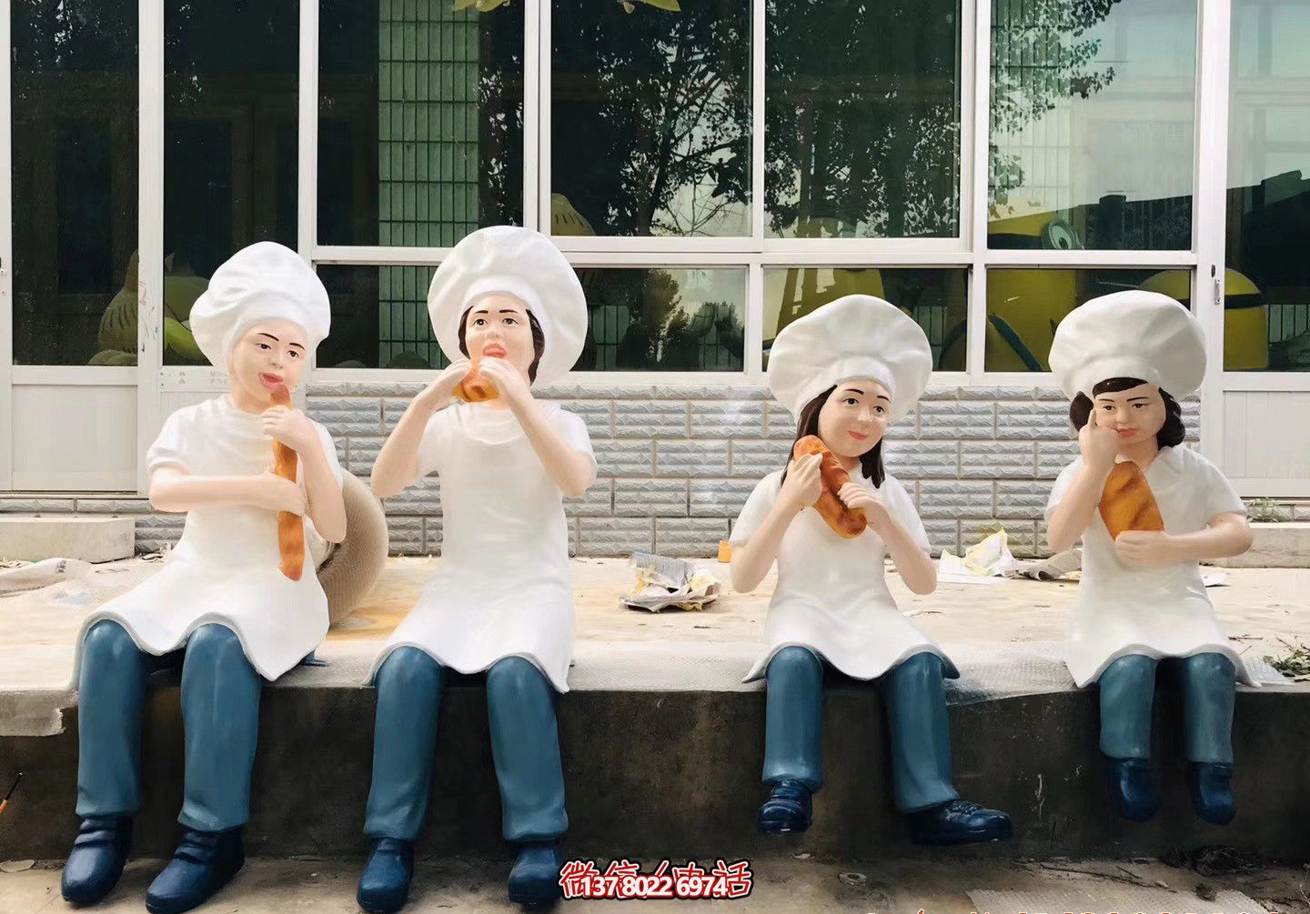 景區玻璃鋼仿真人物吃面包的廚師雕塑 景區玻璃鋼仿真人物吃面包的廚師雕塑