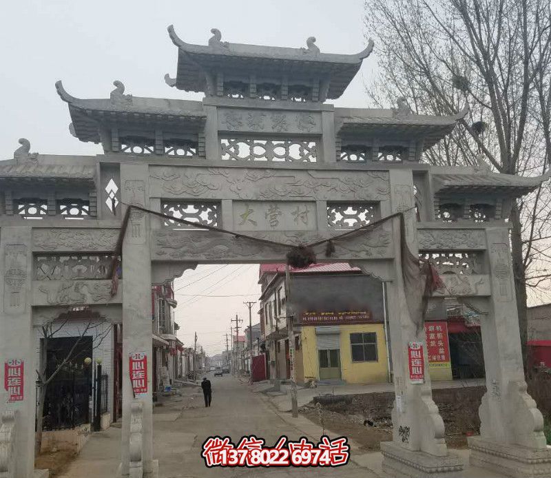 村莊道路口擺放三門(mén)五樓石牌樓 村莊道路口擺放三門(mén)五樓石牌樓