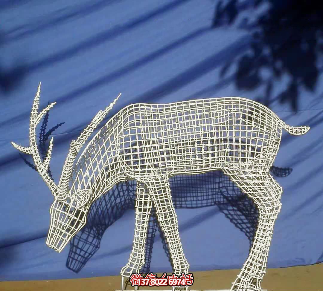 公園內(nèi)景區(qū)不銹鋼鏤空低頭的梅花鹿雕塑 公園內(nèi)景區(qū)不銹鋼鏤空低頭的梅花鹿雕塑